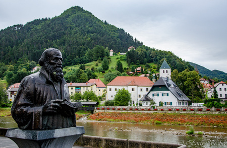 Doprsni kip pred Kulturnim centrom Laško